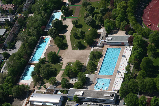 das Dantebad mit den beiden neuen Becken (links), die am 8.5.2008 dem Publikum übergeben wurden (Foto: MartiN Schmitz)